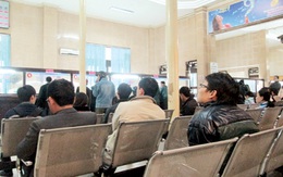 Khách mua vé tàu tết Quý Tỵ: Chờ đợi hoặc bị “chém đẹp”