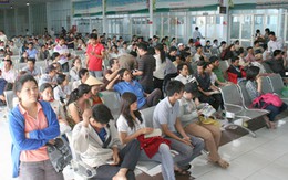 Vé tàu Tết tại TP HCM: Tranh nhau mua… ghế nhựa