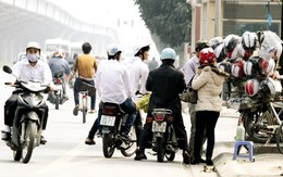 Xe không chính chủ và mũ bảo hiểm rởm: Loay hoay giữa phạt và… tha