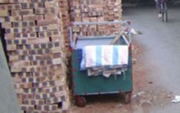 Vỉa hè bị lấn chiếm thành nơi tập kết vật liệu xây dựng