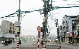 Cột điện chơ vơ giữa phố