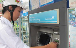 Người nước ngoài gắn máy quay vào cây ATM