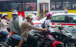 Sắp bị phạt, “mũ nhựa lưỡi trai” vẫn đầy đường