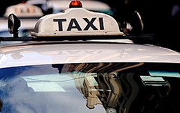 Đi taxi mang súng đến bắn “con nợ”