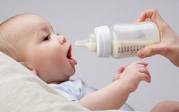 Phân biệt cặn sữa với tưa miệng ở trẻ