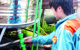 Kinh hãi cảnh “bom nước” đè nóc chung cư cũ