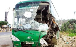 Xe khách đối đầu xe tải trên đèo, 9 người thương vong