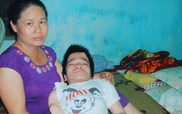 Nước mắt của người đàn bà cõng con tật nguyền đi tìm công lý