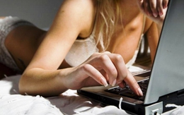  Vật vã vì đói sex