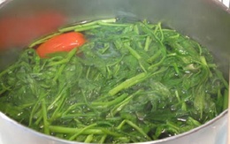 Đậy hay mở vung khi nấu, luộc rau?