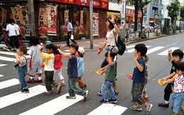 Sửng sốt với cách nuôi dạy trẻ "kỳ quặc" ở trường mầm non Nhật
