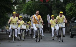 Hoa hậu Ngô Phương Lan khỏe khoắn đạp xe trong sáng hè Hà Nội