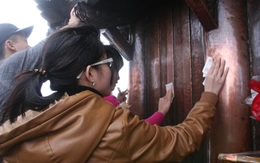 Chen chân xát tiền lên chuông khánh chùa Đồng, Yên Tử