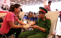 7000 người đội mưa tham gia “Giọt hồng tri ân”