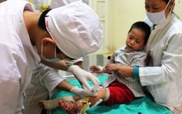 Mất 5 ngón chân vì ngâm vào nước ấm