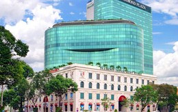 Đi vệ sinh trong TTTM bị…mất quần