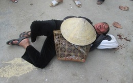 Con trai bí thư xã đánh dã man cụ già giữa đường