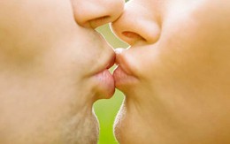 Hôn bạn trai bị HIV có sợ lây bệnh?