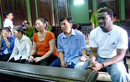 Nhận án tử, bị cáo Tây làm loạn tòa án TP.HCM