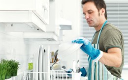 Chồng không làm việc nhà vì sợ... hèn
