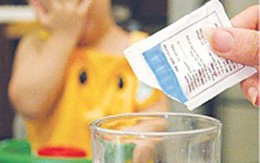 Cảnh báo "teo" não do uống oresol sai nồng độ
