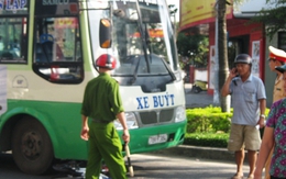 Đi dạo phố, nữ Việt kiều bị xe buýt cán nát chân