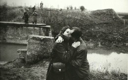 Ngắm chùm ảnh lãng mạn về tình yêu trong thế chiến thứ 2