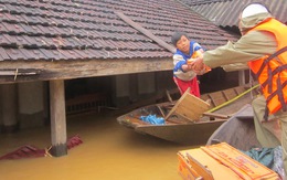 Nước lũ chạm mái nhà, dân Hà Tĩnh đói rét