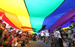 Hàng chục nghìn người xuống đường ủng hộ hôn nhân đồng tính