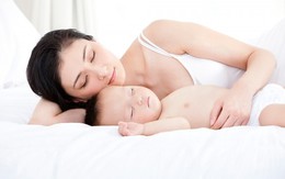 Ngủ chung với con: 14 lưu ý để bé không bị đột tử