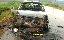 Tài xế taxi bị lột quần áo, đốt xe
