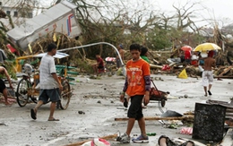 Cha bất lực nhìn bão Haiyan cuốn con đi