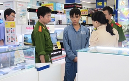 Nam thanh niên trốn trong nhà vệ sinh nữ
