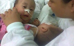 2 bé sơ sinh dính tim: Sinh con 11 tháng, bế con được 1 giờ