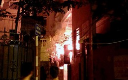 Nổ bình gas, quán ăn cháy lớn trong đêm ở Hà Nội