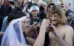 Bị bắt sau khi “trần truồng” làm đám cưới
