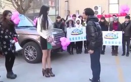 Hot girl cầu hôn bằng ô tô, nhà xịn bị từ chối thẳng thừng