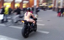 Khỏa thân đi xe máy giữa trung tâm thành phố