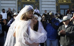 Cặp đôi khỏa thân làm đám cưới giữa đường phố đông đúc