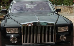 Đại gia 76 tuổi - Lê Ân đưa vợ trẻ đi dạo bằng Roll-Royce