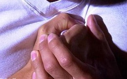 Đắng lòng bé gái 2 tuổi nằm khóc bên thi thể mẹ