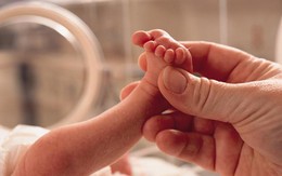 Bé gái 9 tuổi sinh con khỏe mạnh