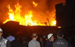 Cận cảnh vụ hỏa hoạn dữ dội thiêu rụi xưởng gỗ