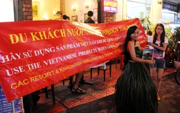 Cô gái mặc trang phục lá dừa ở Sài Gòn