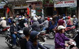 Xếp hàng mua bánh chưng như thời bao cấp