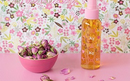 3 cách đơn giản tự 'chế' nước hoa hồng đẹp da ở nhà