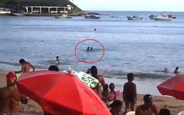 Hồn nhiên "làm chuyện ấy" giữa bãi biển đông người