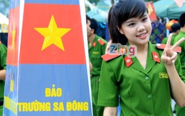 Vẻ 'xì tin' của nữ sinh Cảnh sát điều tiết giao thông