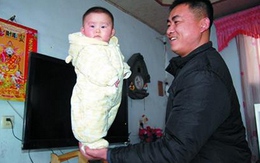 Bé 4 tháng tuổi 'diễn xiếc' trên tay bố
