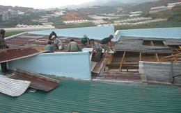 Lốc xoáy làm tốc mái nhiều nhà ngày giáp Tết